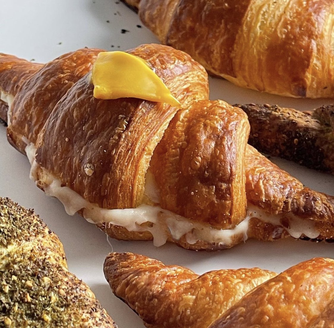 كروســان جبنــة أو زعتر ساخنة وذايبة ، الخيــار الالذ مع كوب قهوة مونرو! 🧀🥐😋