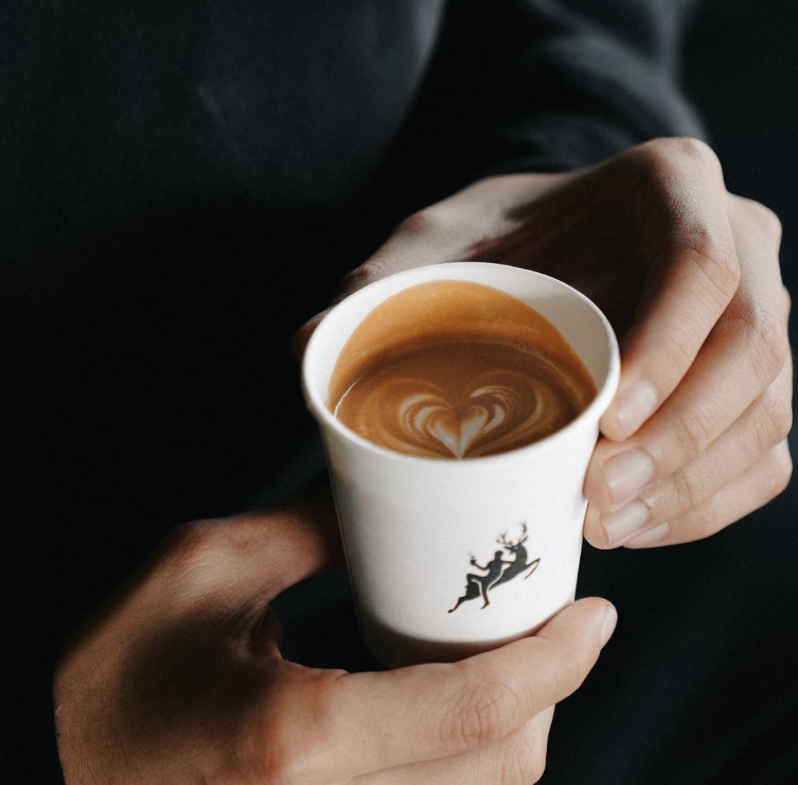 القهـوة ، رفيقك بالمســاءات الباردة واللحظات الحلوة. ✨☕️