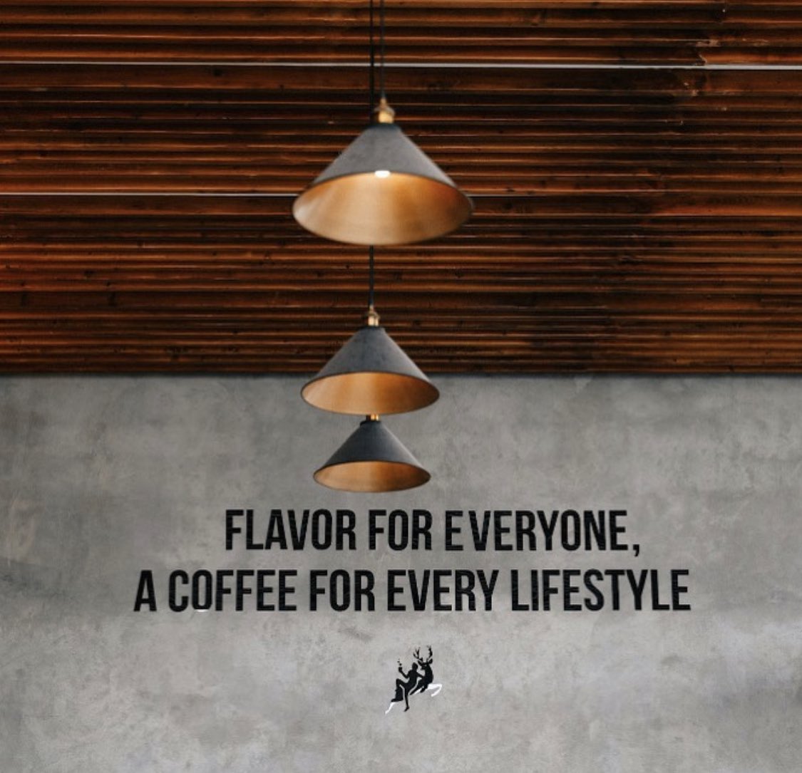 من أجـود مزارع البُّن حول العالم، ومن أفضل أنواع القهوة، نمنحـكم متعة تذوق قهوة محمَّصة محليًا لتستمتعوا بمذاق رائع وتجربة لا تُنسى ☕️ ✨