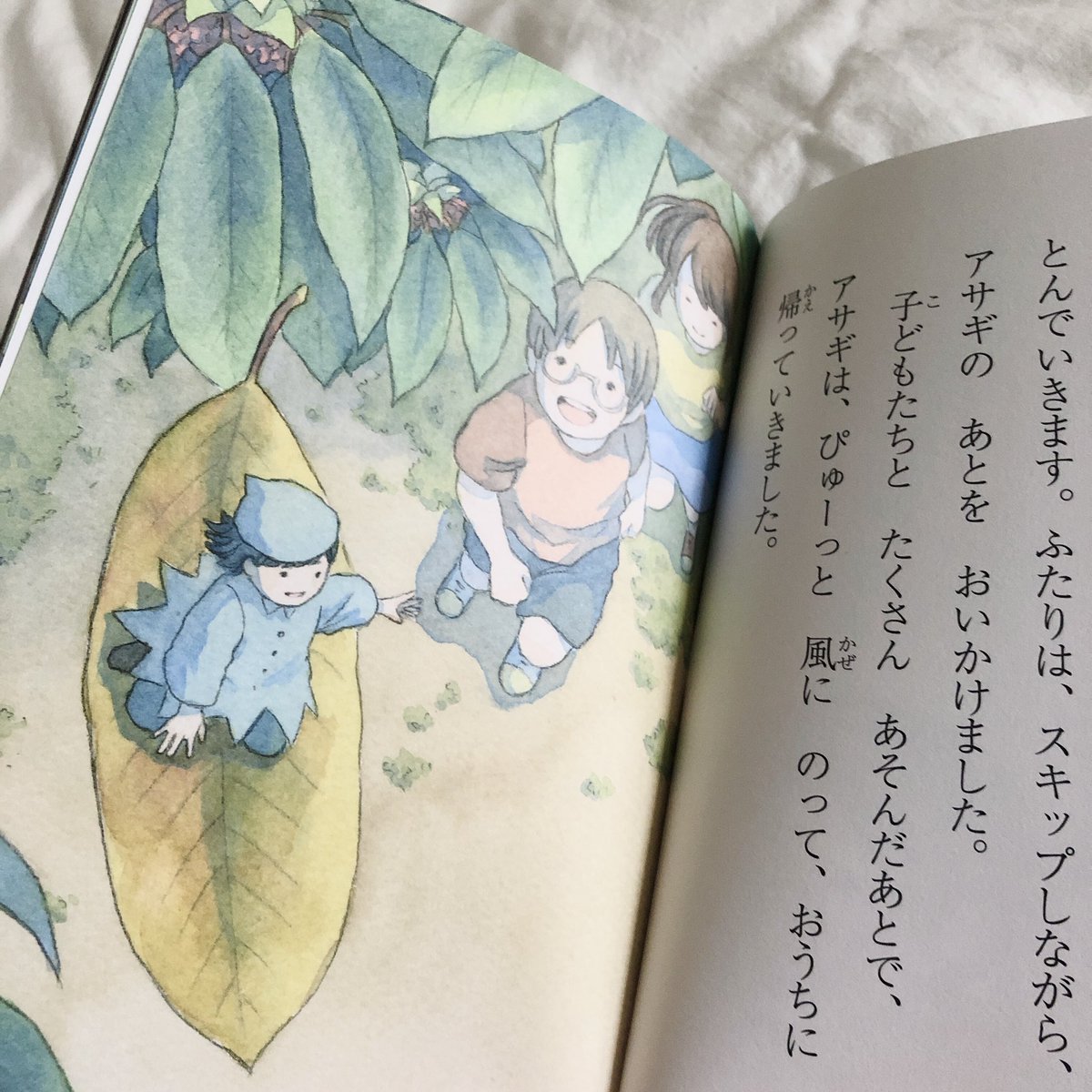 □お知らせ□
3月中旬発売の濱野京子さん作『葉っぱにのって』(金の星社)の挿画を描かせていただきました?
ずっと憧れていた挿画のお仕事ができて本当に嬉しかったです…!
葉っぱの妖精クルミと女の子の心温まる素敵な物語です?
是非お手に取っていただけたら嬉しいです 
