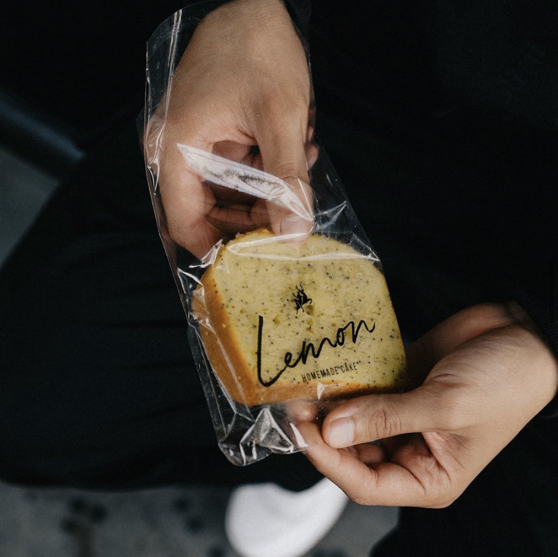 شــرائح كيـكة الليــمون ، حلى مناسب وخفيف لقهوة كل يوم! 🍋