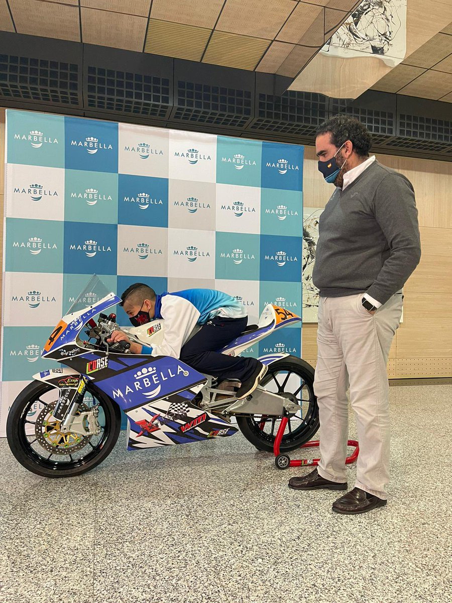 Gran día para uno de nuestros deportistas de Ⓜ️ Marca Marbella con la entrega de la 🏍 moto para sus competiciones.

Esperamos que Jesus Ríos pueda conseguir muchos títulos con ella.

#Marbella #Deportes #MarcaMarbella