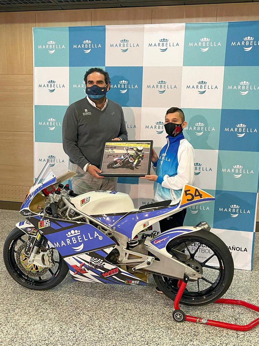 Del_DepMarbella's tweet photo. Gran día para uno de nuestros deportistas de Ⓜ️ Marca Marbella con la entrega de la 🏍 moto para sus competiciones.

Esperamos que Jesus Ríos pueda conseguir muchos títulos con ella.

#Marbella #Deportes #MarcaMarbella https://t.co/rAj01nZQe8