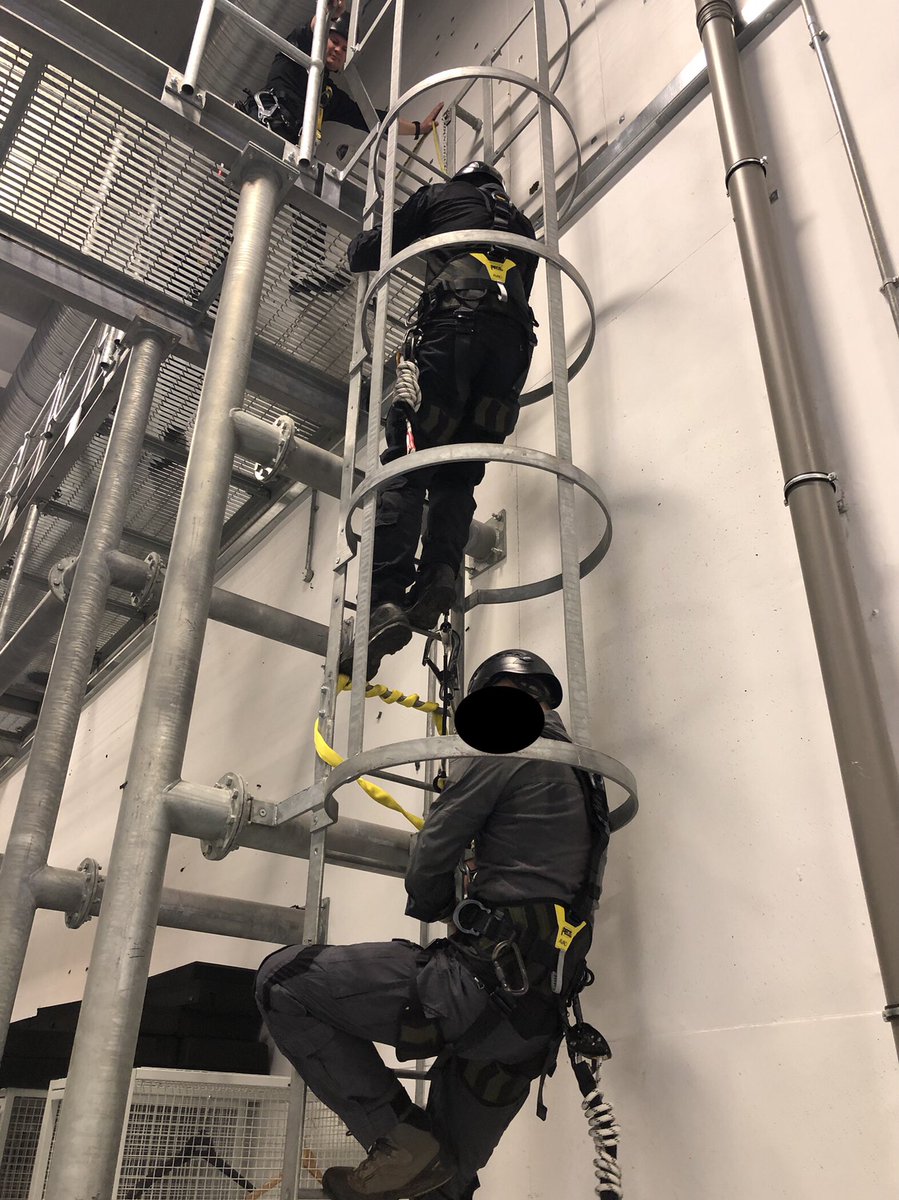 CliveBushMInSTR's tweet photo. Final assessment day for the WAH course 👍🏻 #workrestraint #rescueplans all a ✅ one more day of ropes tomorrow for another Police Unit 👍🏻 then running the next 3 week course on Monday 👍🏻🤦🏼‍♂️😁 @ASPolice @lyonequipment https://t.co/8sMMBb2i5z