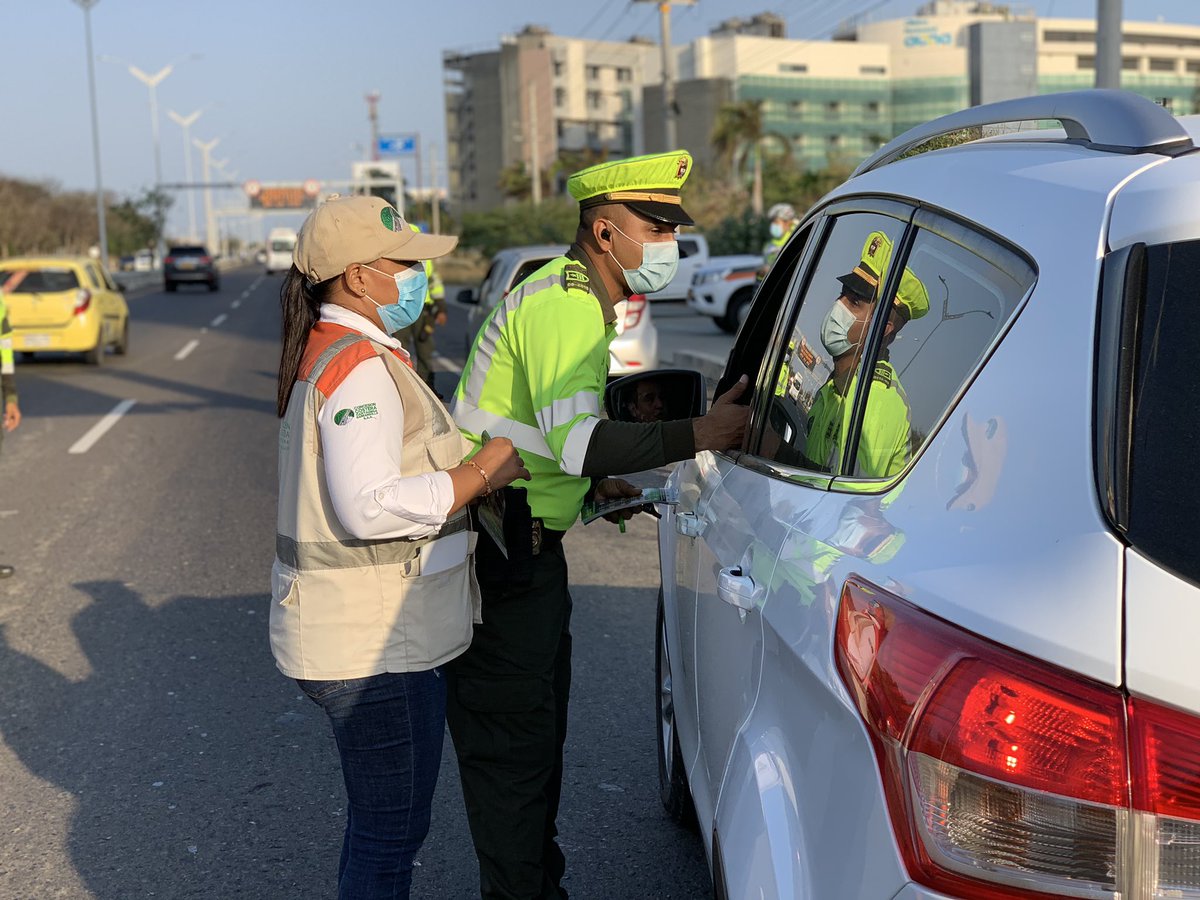 RutaCostera_'s tweet photo. Hoy los usuarios de la Vía al Mar participaron de la campaña #ComparteLaVia. La actividad que lideramos en compañía de @TransitoPolicia, @TransitoAtl @biciredcaribe y la Asociación de Ciclismo Máster del Atlántico, permitió sensibilizar a conductores y ciclistas de este corredor https://t.co/XPcETQvQiS