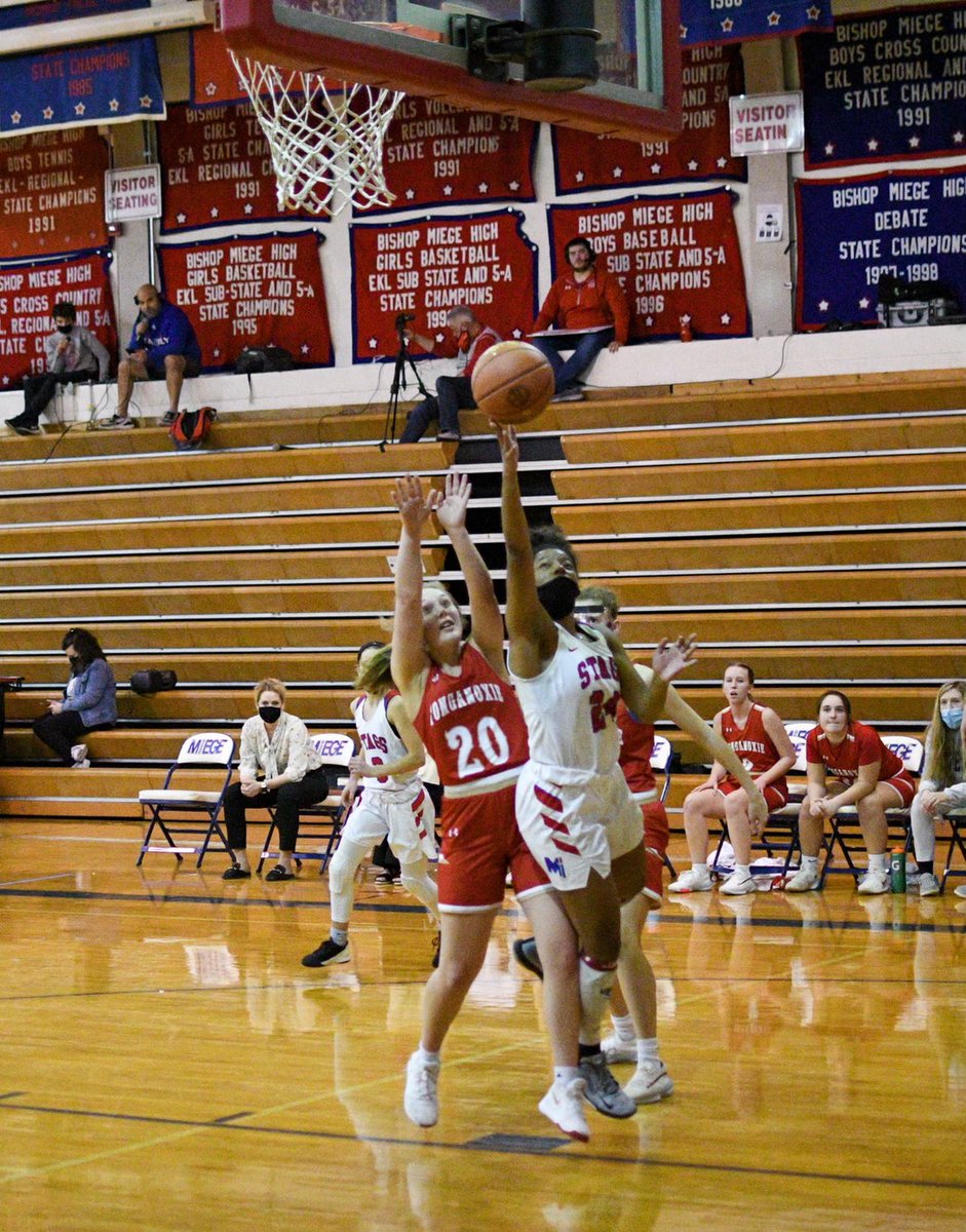 KC_Athletes's tweet photo. @Emajin_McCallop helped lead @BishopMiege_GBB to a sub-state win against Tonganoxie #kchoops #ballislife #kcathletes https://t.co/1qw7NPQ11g