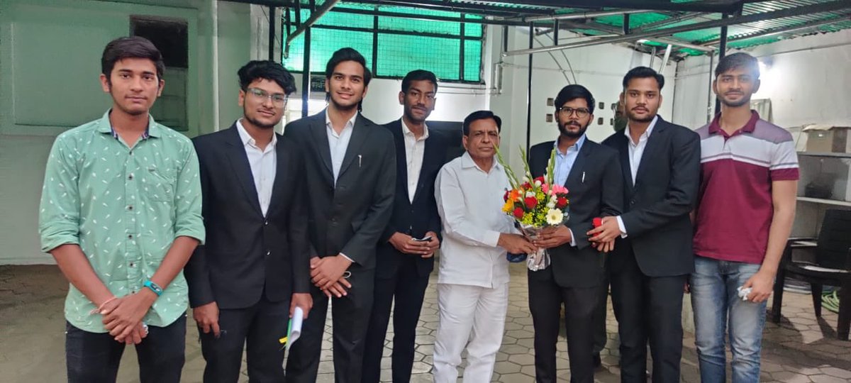 Dnluspeaks's tweet photo. आज छात्रों ने माननीय वित्त मंत्री(म.प्र.) @JagdishDevdaBJP से मुलाक़ात की, उनकी सकारात्मक प्रतिक्रिया के लिये हम उनका ह्रदय से धन्यवाद करते हैं,माननीय मंत्री जी ने मामले पर सीधे उनको सूचित करने के लिए कहा है।यह शासन द्वारा दिया गया सर्व प्रथम आसवन हैं,सभी को बधाई| #CampusForDnlu https://t.co/0U1fw0WujS