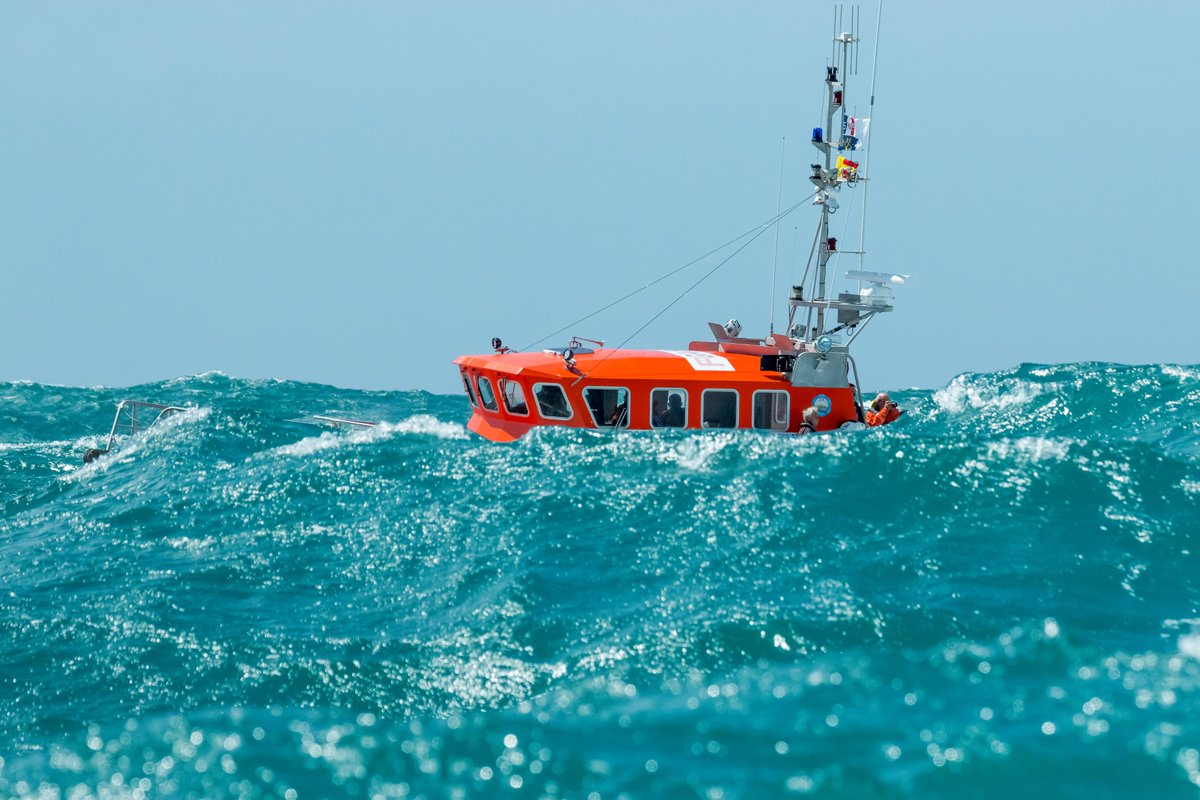 SauveteursenMer's tweet photo. La photo du #weekend 📸 Cette semaine, nous vous proposons une superbe photo de Stéphane Ballois d'un canot de #sauvetage #SNSM entre deux vagues 🌊 https://t.co/D5hSVkm5Ik https://t.co/vFzVSbegod
