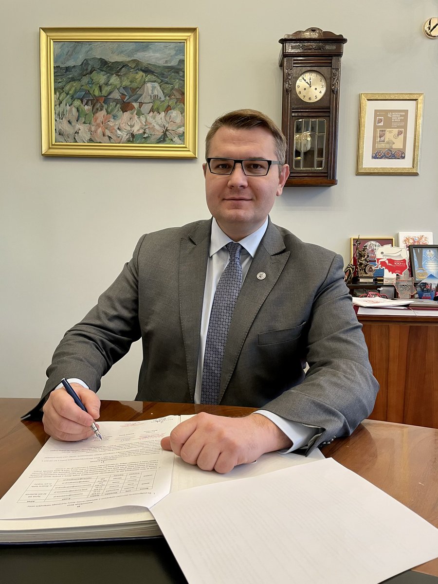 J_Szlachetka's tweet photo. Przystępujemy do „Partnerskiego projektu walki z niską emisją w województwie małopolskim” współfinansowanego z środków programu #ELENA, który powstał dzięki współpracy Europejskiego Banku Inwestycyjnego i Komisji Europejskiej ✍️🔋♻️🔆🇪🇺🇵🇱
#ekoMY
#CzystePowietrze
#PracujemyDlaWas https://t.co/D7Tqlprgtv