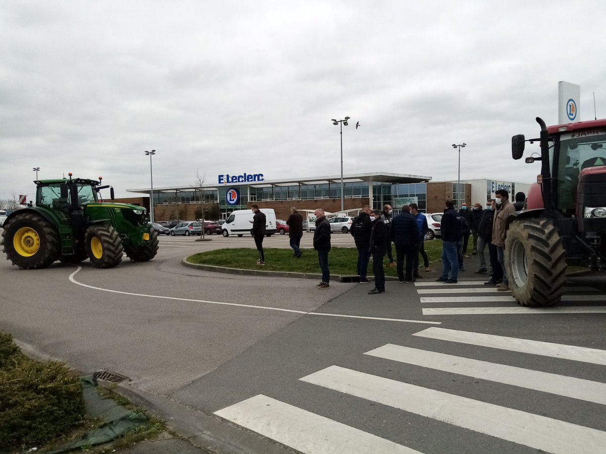 [MOBILISATION]
En direct du Leclerc du Poiré sur Vie, les  <a href="/JAVendee/">JA de Vendée</a> et <a href="/FDSEAVendee/">FDSEA Vendée</a> restent mobilisés pour que la loi #Egalim soit appliquée et avoir enfin une juste rémunération de leurs produits