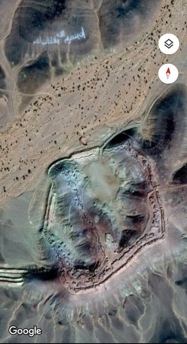 • In yansurkumu Allahu fala ghaliba lakum.
• Si Allah vous donne secours, nul ne peut vous vaincre.

C'est le verset coranique affiché près du mur des sables, protégeant le Maroc 🇲🇦 des attaques du Polisario.
Message fort pour nos soldats héroïques stationnés près du mur.