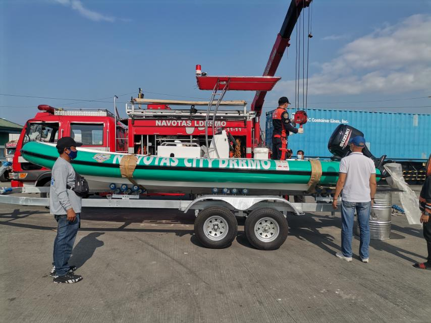 TobyTiangco's tweet photo. Dumating po kanina ang bagong 22 ft fire boat ng ating DRRMO. Ito ay ipagagamit natin sa BFP Navotas. Makariresponde ito sa mga sunog sa tabing-ilog at tabing-dagat. Ngunit kahit meron tayo nito, pinakamahalaga pa rin ang pag-iingat para maiwasan ang sunog. #ThinkFireSafetyNow https://t.co/fnD8GRF05I