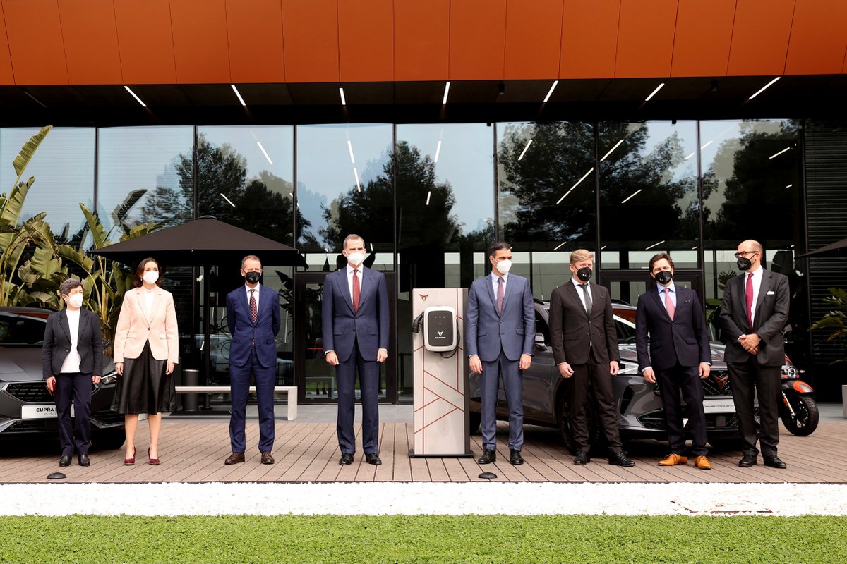 SpanishCrown's tweet photo. End of the King's tour of the #SEAT factory in Martorell on the occasion of its 70th anniversary. https://t.co/aR9K4bizPa