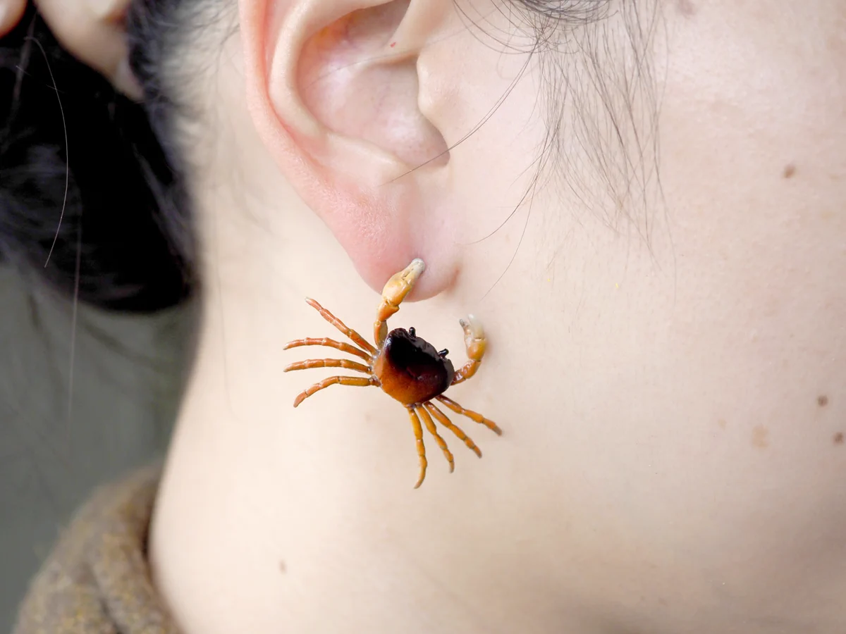 個性的なピアスすぎる！中々珍しい耳サワガニのピアス！