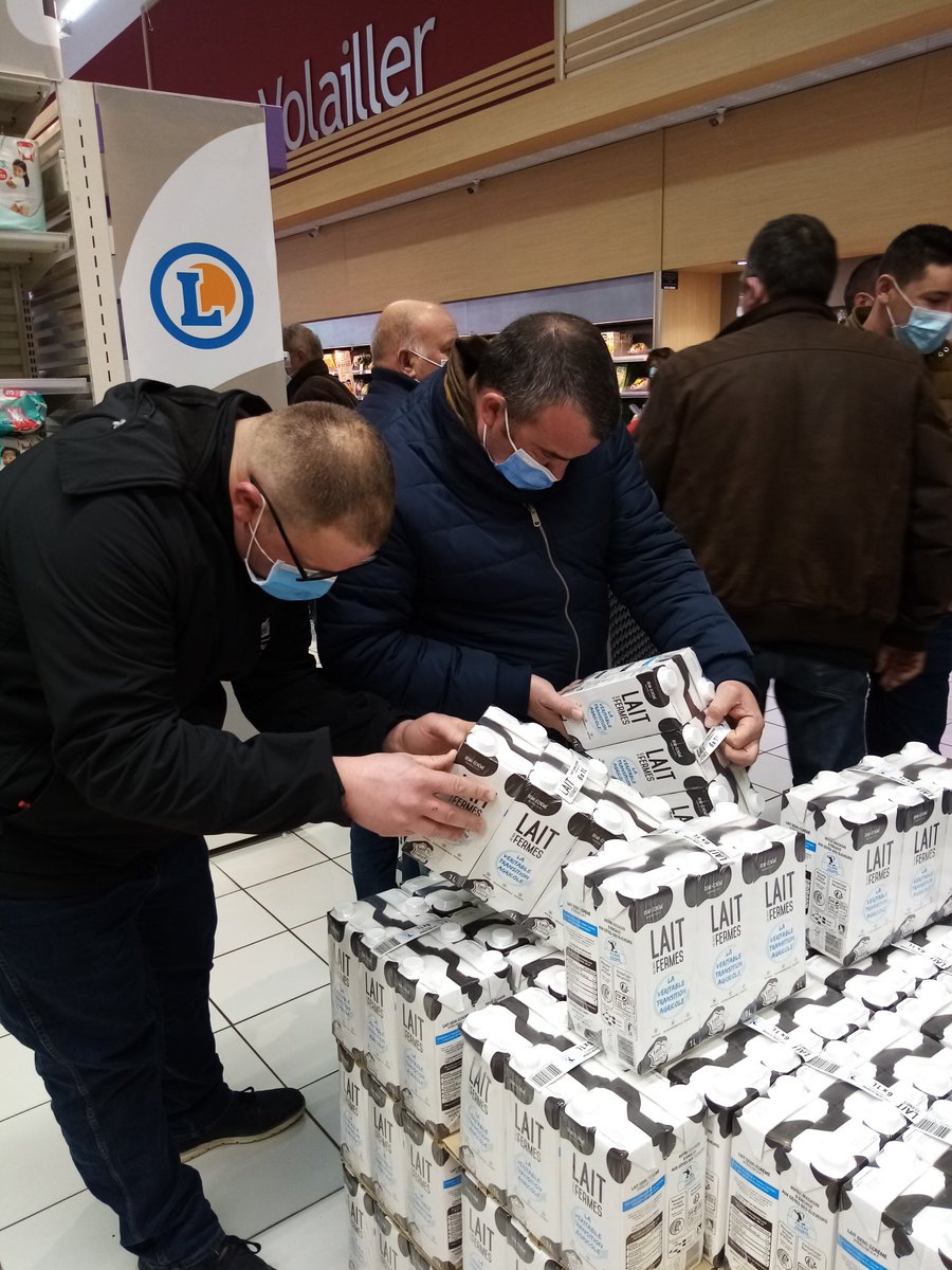 [MOBILISATION]
<a href="/JAVendee/">JA de Vendée</a> et <a href="/FDSEAVendee/">FDSEA Vendée</a> remontés par le non respect des #Egalim par les GMS et notamment <a href="/Leclerc/">E.Leclerc</a> <a href="/Leclerc_MEL/">Michel-Edouard Leclerc</a>
Prix bas = mort des agriculteurs