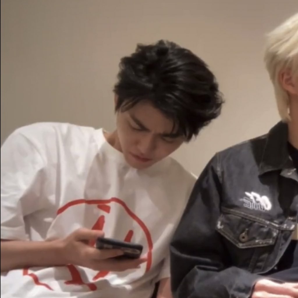 'เสื้อดำมีแฟนยังคะ'     ก็กูไงไอสัดนี่