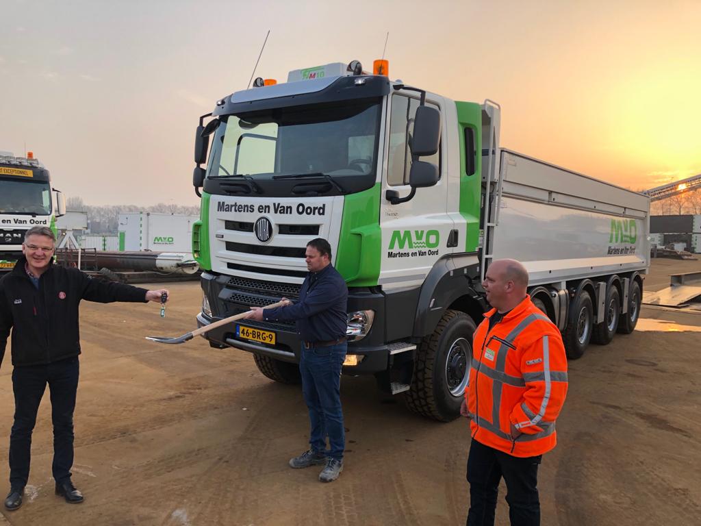 De eerste Tatra is geleverd!
Deze week hebben Erik van Endschot en <a href="/josschoenlapper/">Jos Schoenmakers</a>  de sleutels in ontvangst mogen nemen van de eerste van drie <a href="/TatraTrucks/">TATRA TRUCKS</a> 10x4/6 vrachtwagens. Deze auto’s zijn voorzien van een schone Daf/Paccar Euro 6D dieselmotor.