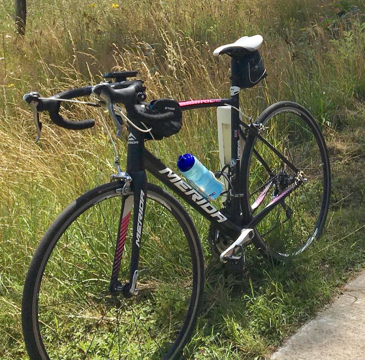 NoaTweet's tweet image. Vanmorgen , waarschijnlijk rond half 5, brutaalweg gestolen uit onze garage naast ons huis in Beegden: Merida wielrenfiets.
Pappa’s uitlaadklep...

RT graag!