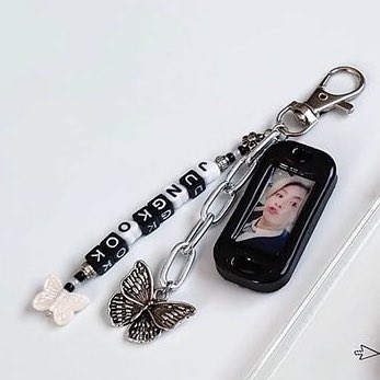 jaeyunieverse_'s tweet photo. KPOP KEYCHAIN

- 75 pesos only
- mop: gcash &amp; shopee (if cod)
- freebies from us

🛒 FORM: https://t.co/1iMQe6Sec2 https://t.co/bh5ORGcSxz