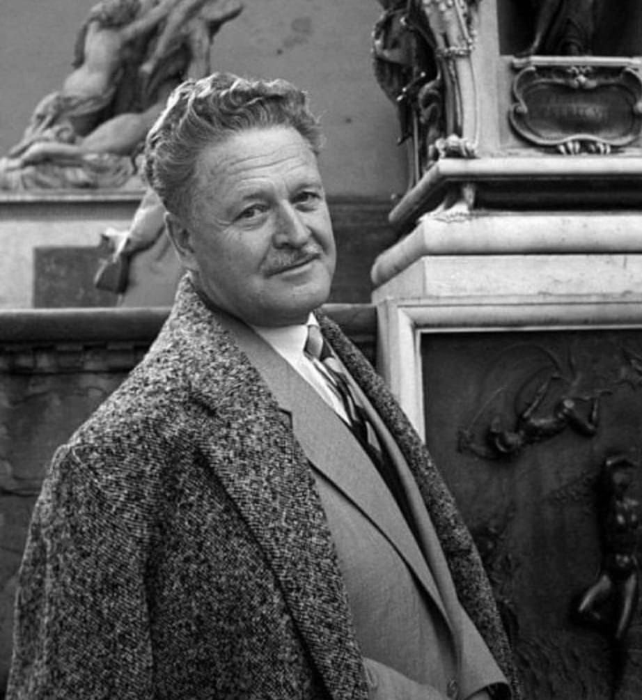 uyarkolektif's tweet photo. “yüz yıldır alacakaranlıkta
koşuyorum ardından”

•nazım hikmet ran | bütün şiirleri https://t.co/BAxuLhyTup