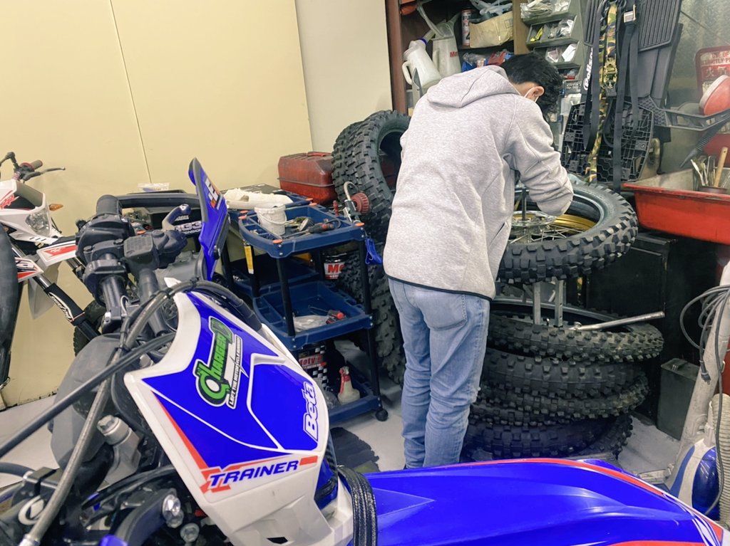 haluhaluhaluki's tweet photo. Chargerさんにてタイヤ交換
社長のレクチャーを受けながらやってみるとすんなり交換できましたw
前に一人でやったときは結構苦戦したのに~😅
#shinko
#f504
#r505 https://t.co/Qk2Z0sE7qg