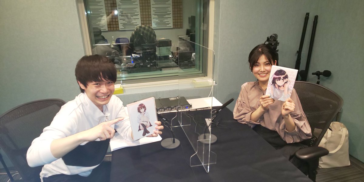 公式 株式会社ベルガモ 缶バッチ売るぞ と気合いを見せる主演声優の佐藤元さん 友崎くん