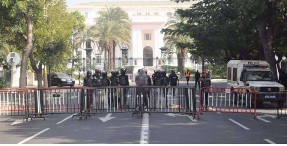 papalioune's tweet photo. Le blvd de la République et le palais présidentiel de @Macky_Sall aujourd’hui.
Peut-on encore parler de démocratie dans ce pays en 2021?
Cette image vaut mille mots,bande voyous,vous faites honte à l’image du Sénégal !
#freesenegal #kebetu 
📸 Thierno Niang https://t.co/DWsngGz02g