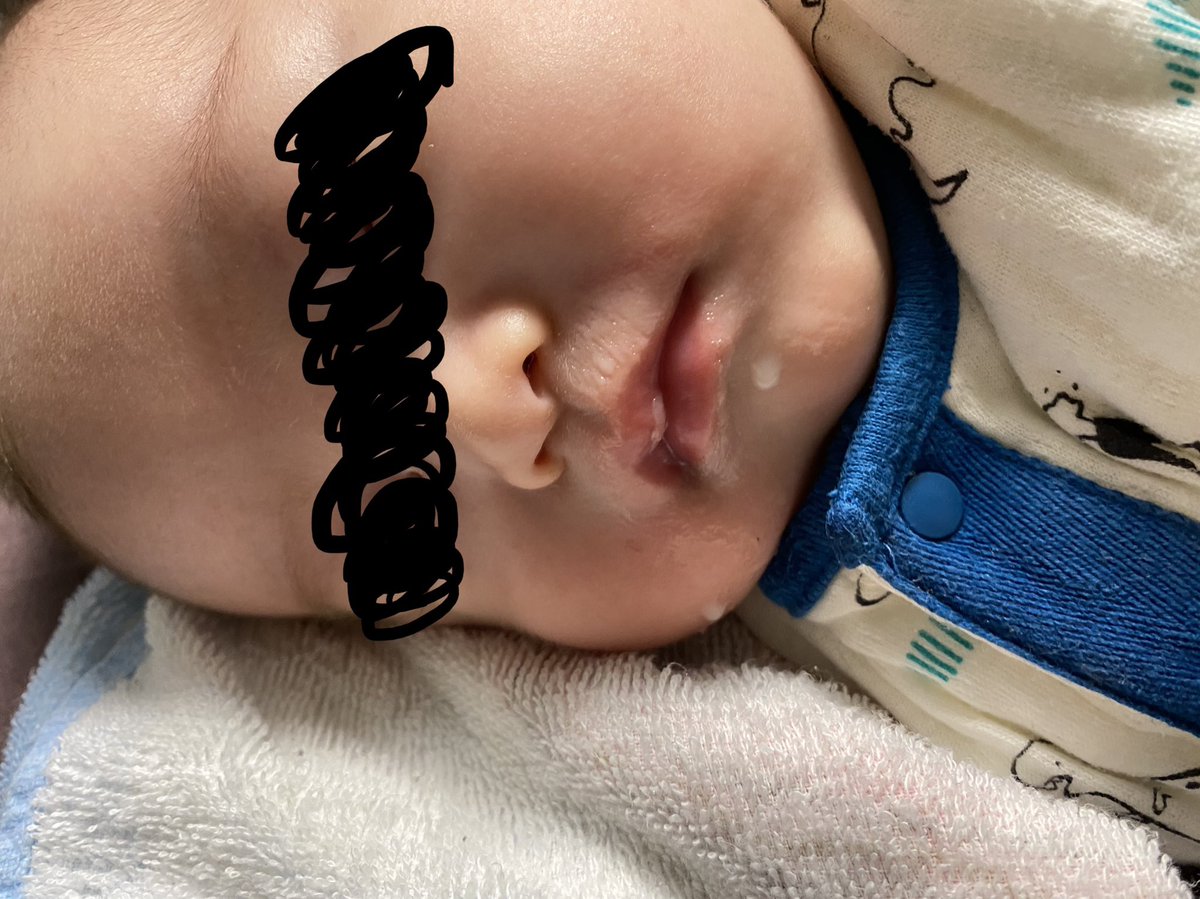 ぎーこ様 授乳中首を左右に振って乳首を離した後 母乳だらけでそのまま寝落ちする息子よ 口周りすごいぞ