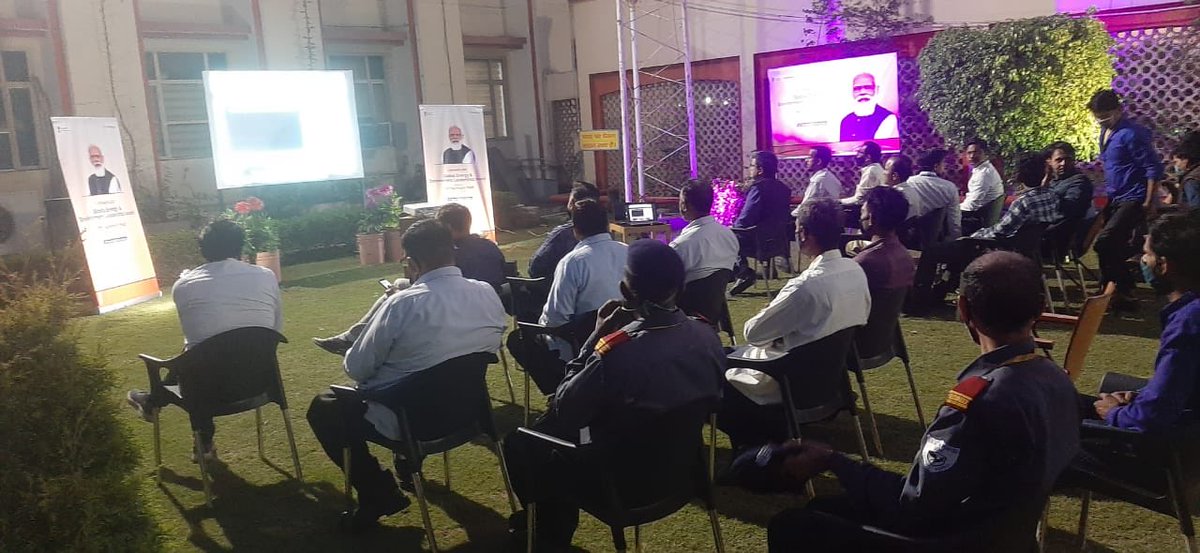 BPCLLoni's tweet photo. Loni LPG Territory &amp;  Plant staff join the nation to watch the Live stream of Hon'ble Prime Minister receiving the CERAWeek Global Energy &amp; Environment Leadership Award. @BPCLimited @PetroleumMin @MonaSrivastava9 ⁦@time3027⁩ https://t.co/cOXHeOUAlf