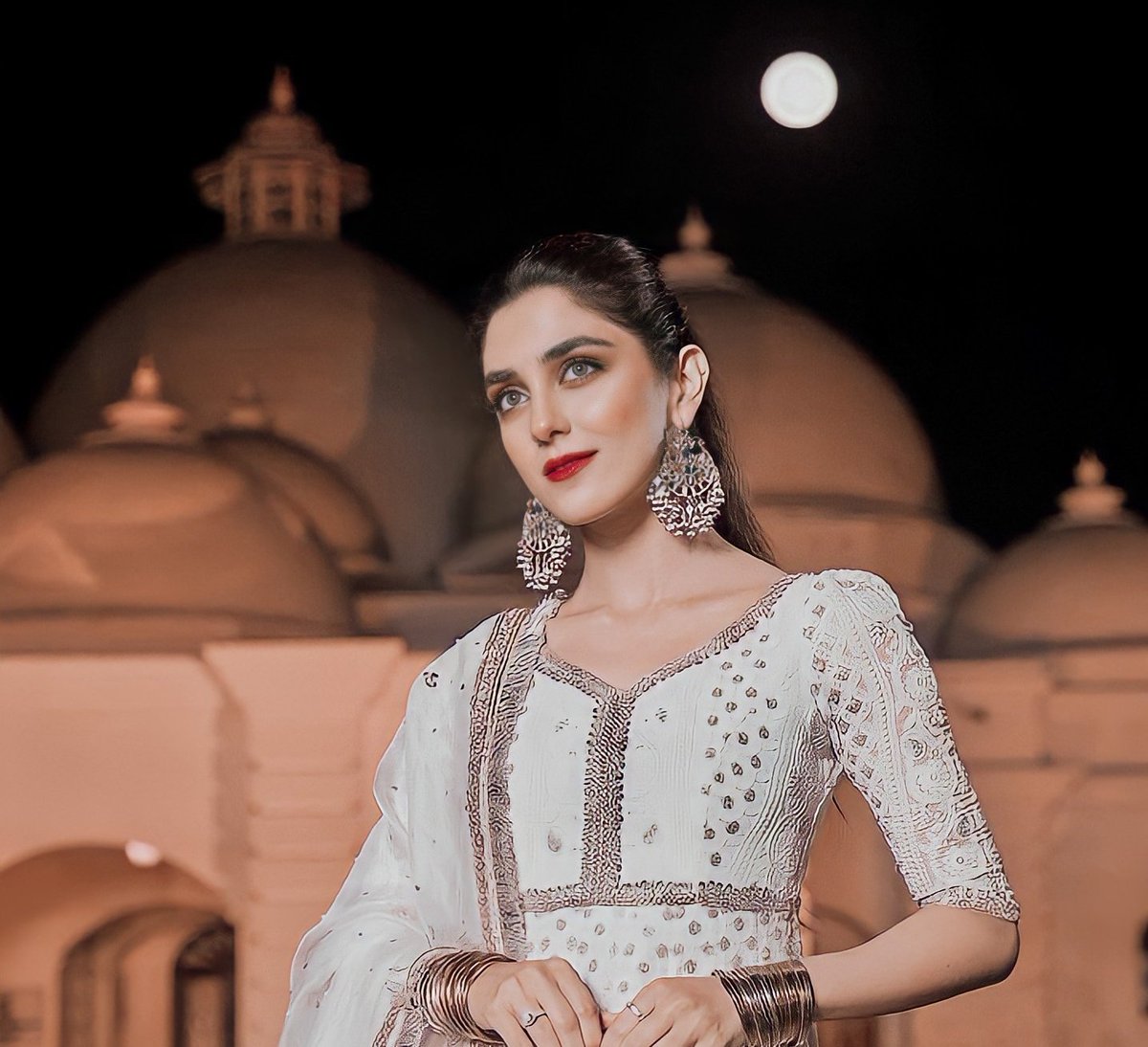 officialmayaali's tweet photo. MERE CHAND KO DEKH KR❤️
CHAND BHI SHARMA GYA✨💓 https://t.co/YZnHDA1ooE