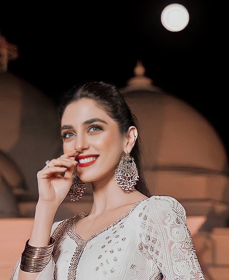 officialmayaali's tweet photo. MERE CHAND KO DEKH KR❤️
CHAND BHI SHARMA GYA✨💓 https://t.co/YZnHDA1ooE