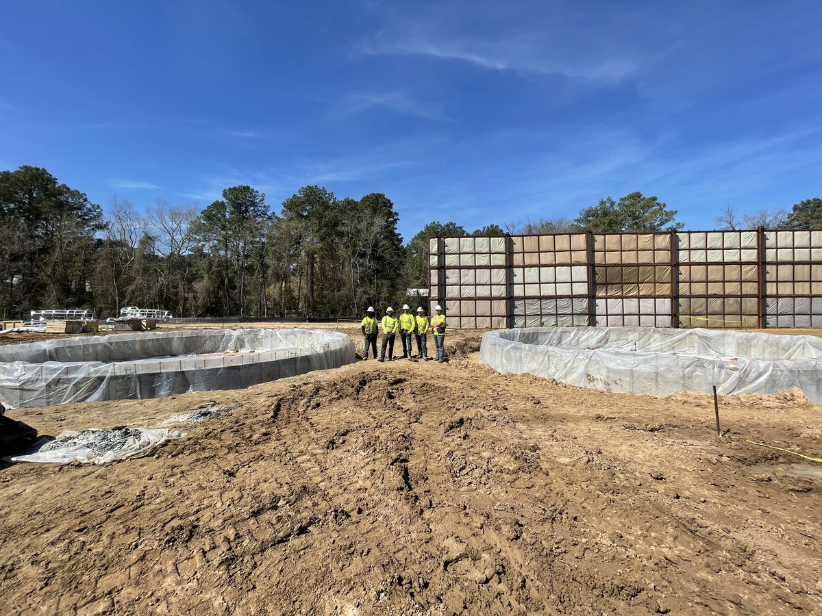 TexasAquastore's tweet photo. #TexasAquastore is pumping a footer for Dowdell MUD. #TankInstallation #LiquidStorageTechnology #BoltedSteelWaterStorage #GlassFusedToSteel #MadeInAmerica https://t.co/RhFPLeFaD0