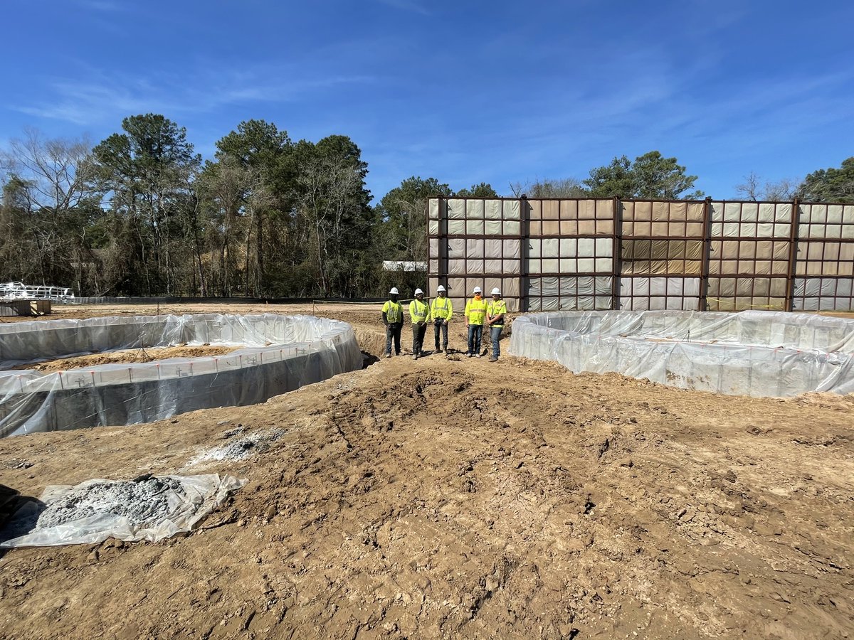 TexasAquastore's tweet photo. #TexasAquastore is pumping a footer for Dowdell MUD. #TankInstallation #LiquidStorageTechnology #BoltedSteelWaterStorage #GlassFusedToSteel #MadeInAmerica https://t.co/RhFPLeFaD0