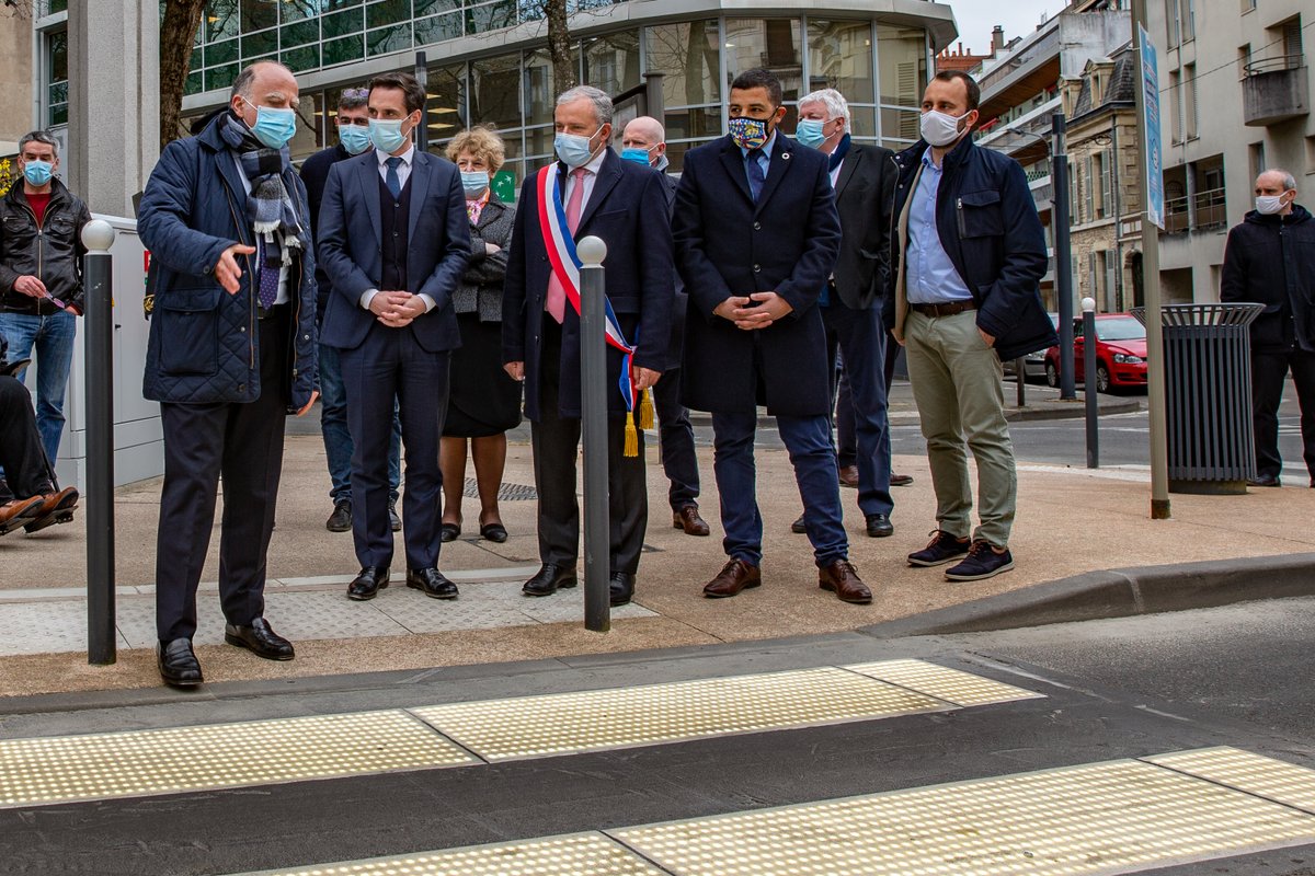 Les équipes Colas et la @villedenevers sont fières d'accueillir le ministre <a href="/Djebbari_JB/">Jean-Baptiste Djebbari</a> pour présenter la solution Flowell, #innovation de Colas qui permet d’augmenter la visibilité du marquage au sol et de renforcer la sécurité des piétons traversant des carrefours sensibles