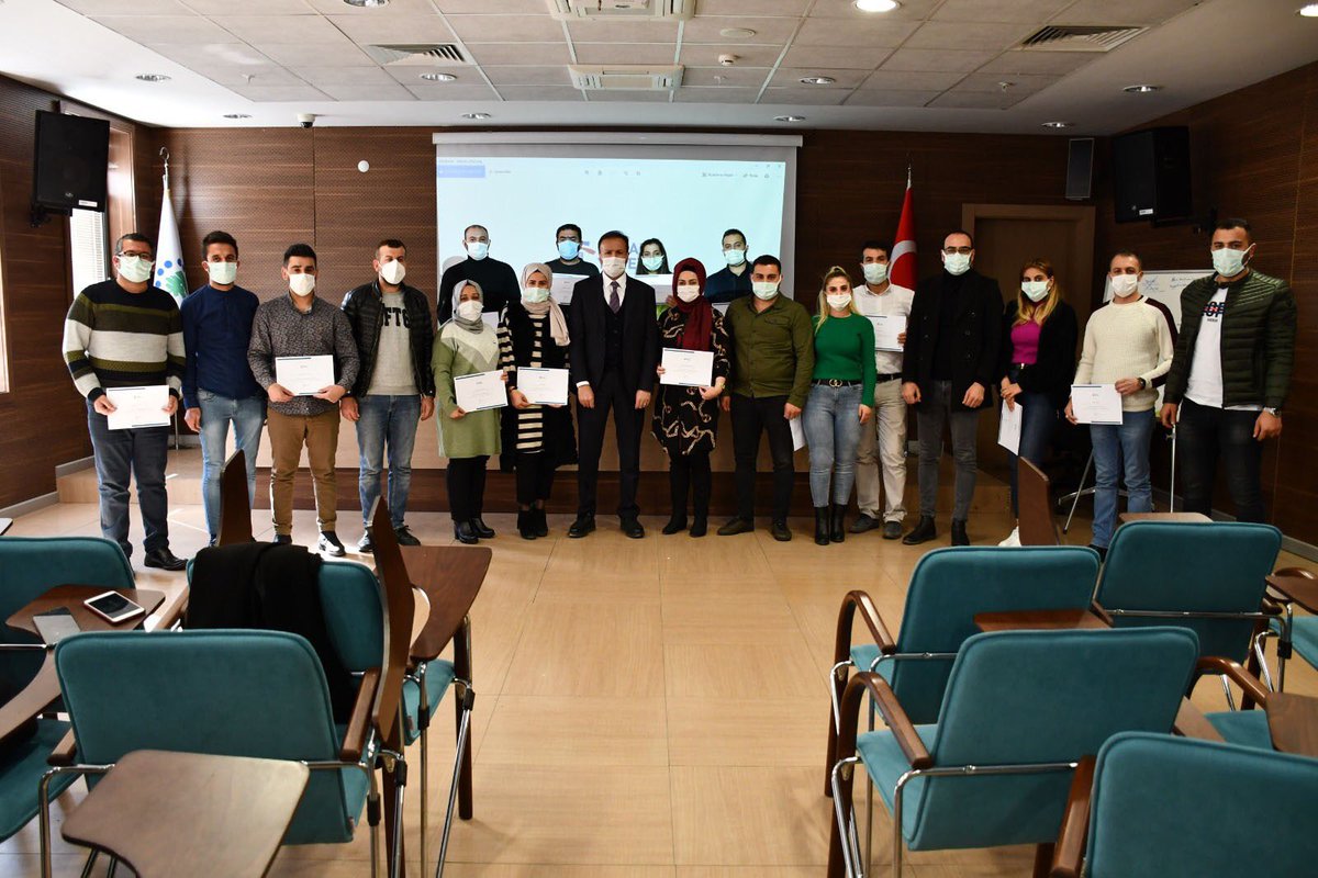 EmlakYonetim's tweet photo. Emlak Yönetim AŞ’ye bağlı sitelerde görevine devam eden ve göreve yeni başlayan 18 çalışana işbaşı ve oryantasyon eğitimi verildi. Eğitime katılan personele kurs bitirme belgelerini Emlak Yönetim AŞ Genel Müdürü Ayhan Karaca takdim etti.

Haberin Devamı: https://t.co/H6B14FVrXD https://t.co/ZjpwY7dm2V