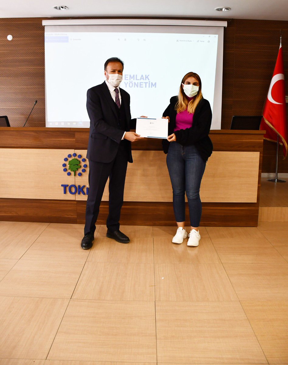EmlakYonetim's tweet photo. Emlak Yönetim AŞ’ye bağlı sitelerde görevine devam eden ve göreve yeni başlayan 18 çalışana işbaşı ve oryantasyon eğitimi verildi. Eğitime katılan personele kurs bitirme belgelerini Emlak Yönetim AŞ Genel Müdürü Ayhan Karaca takdim etti.

Haberin Devamı: https://t.co/H6B14FVrXD https://t.co/I58EceKGol