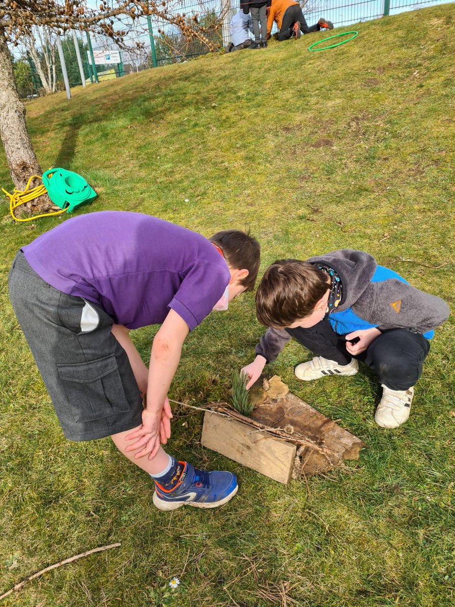 BSGInbhirNis's tweet photo. Ag obair agus ag ionnsachadh anns a’ ghàrradh an-diugh airson #LathaGunSgrìon | Working and learning outdoors today for #screenfreeday #Gàidhlig #cleachdi 🤩 ☀️ https://t.co/fOp4aT6QSt