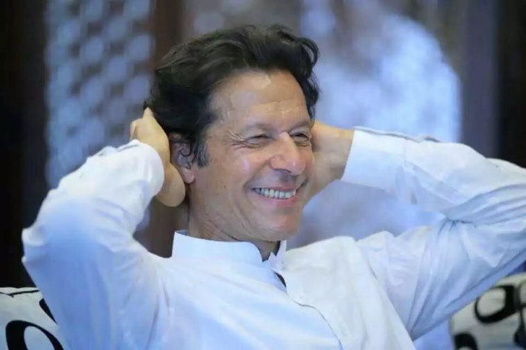 AajKamranKhan's tweet photo. Fantastic Move! Imran Khan check mated PDM ✌️✌️👏👏Opposition surrendered! Not to attend NA tomorrow. The Captain gets walkover. Thumping vote of confidence from the parliament https://t.co/7srWuYMkPI