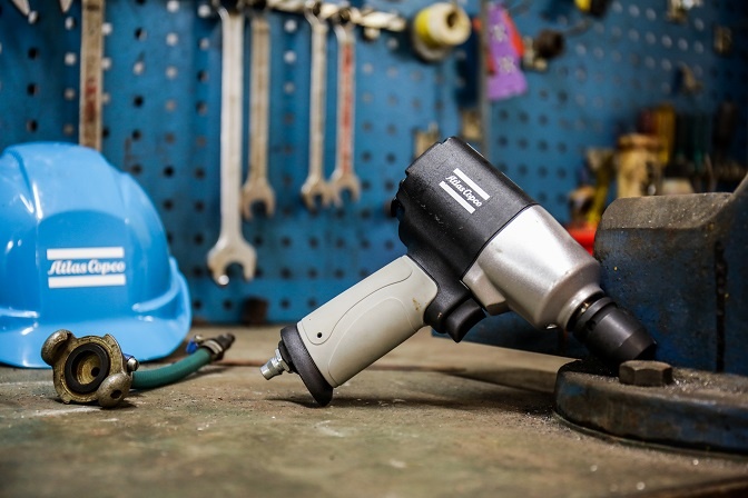 AtlasCopcoUKIRE's tweet image. Our impact wrenches, needle scalers and chipping hammers simply plug into your compressor and let you handle the toughest jobs!
✅ Low vibration levels
✅ Excellent ergonomics
✅ Made with light but robust materials
atlascop.co/BR6bL
#HandheldTools #PneumaticTools
