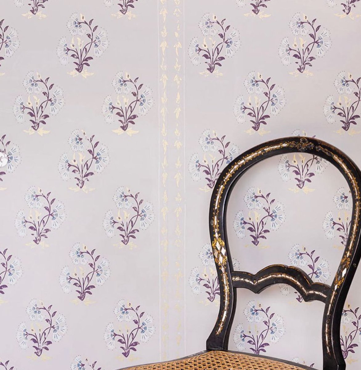 Instagram's favourite florist <a href="/WillowRoseC/">Willow Crossley</a> has collaborated with <a href="/BarnebyGates/">Barneby Gates</a> on a delightful new wallpaper collection trib.al/DG1bd6N