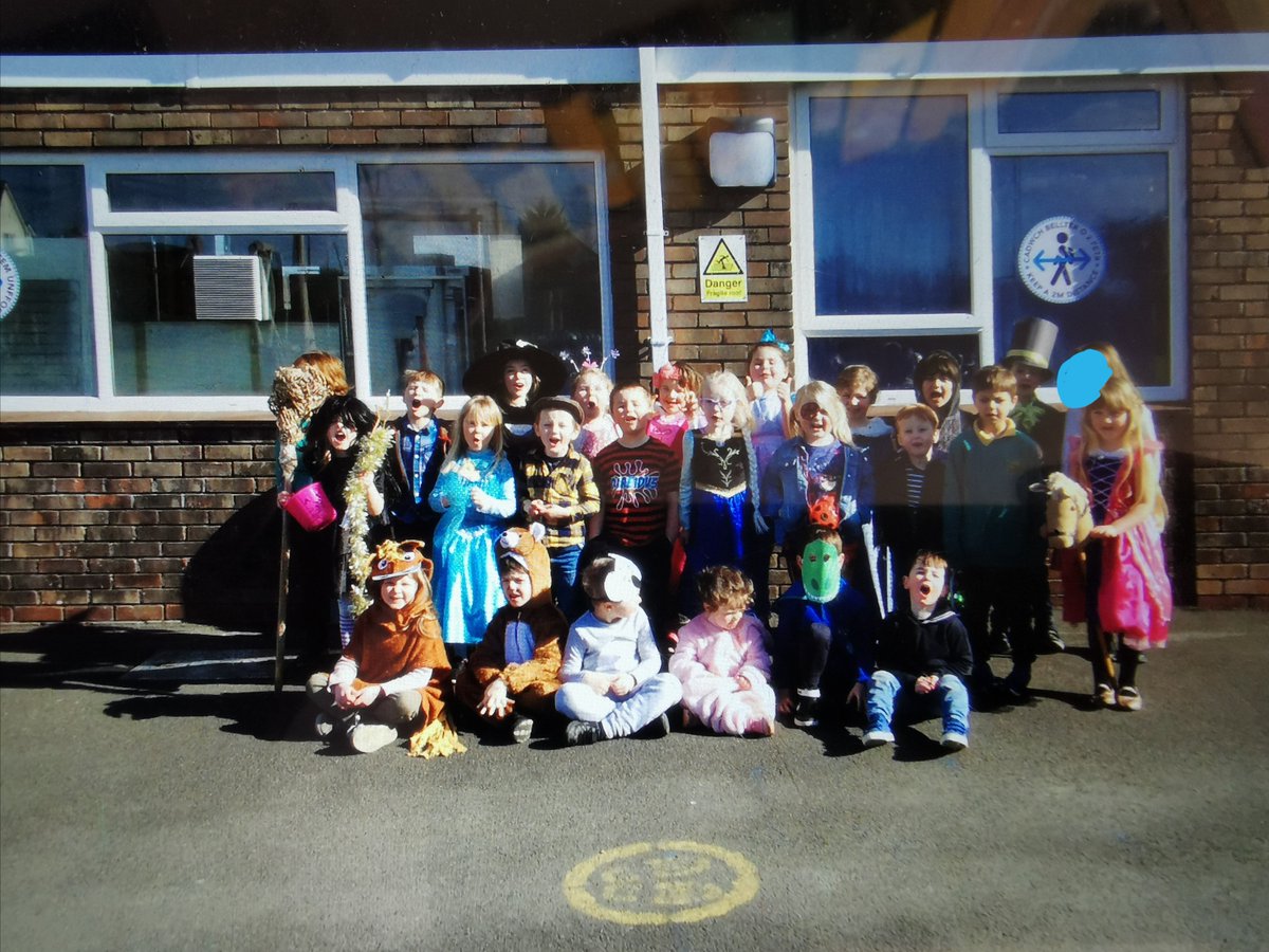 Ysgolbeca's tweet photo. Dyma disgyblion Ysgol Beca wrth eu bodd yn dathlu Diwrnod y Llyfr heddiw. Gwisgoedd gwych!! https://t.co/FLF4GePnwi