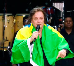 marianaucker_'s tweet image. Será se a mascara do papai caiu quando ele se enrolou na bandeira do Brasil pedindo #ForaDilma? AAAAAAAA