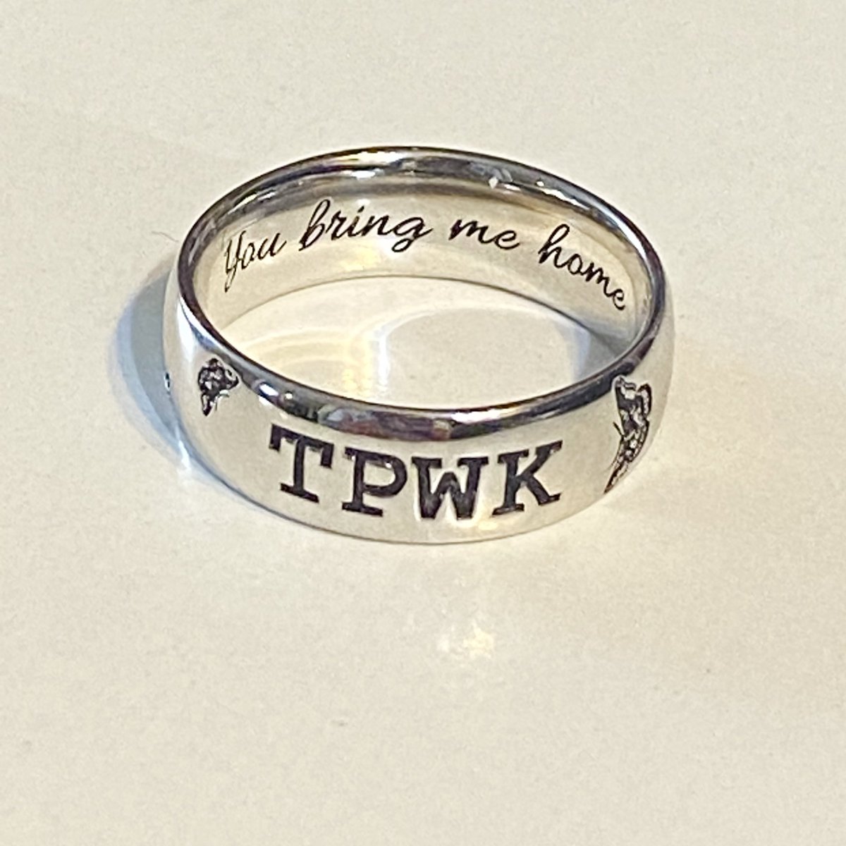 xivegotstylesx's tweet photo. I love her 🥰 She’s perfect. #HarryStyles #SweetCreature #MyRing https://t.co/Pim85cA9mr