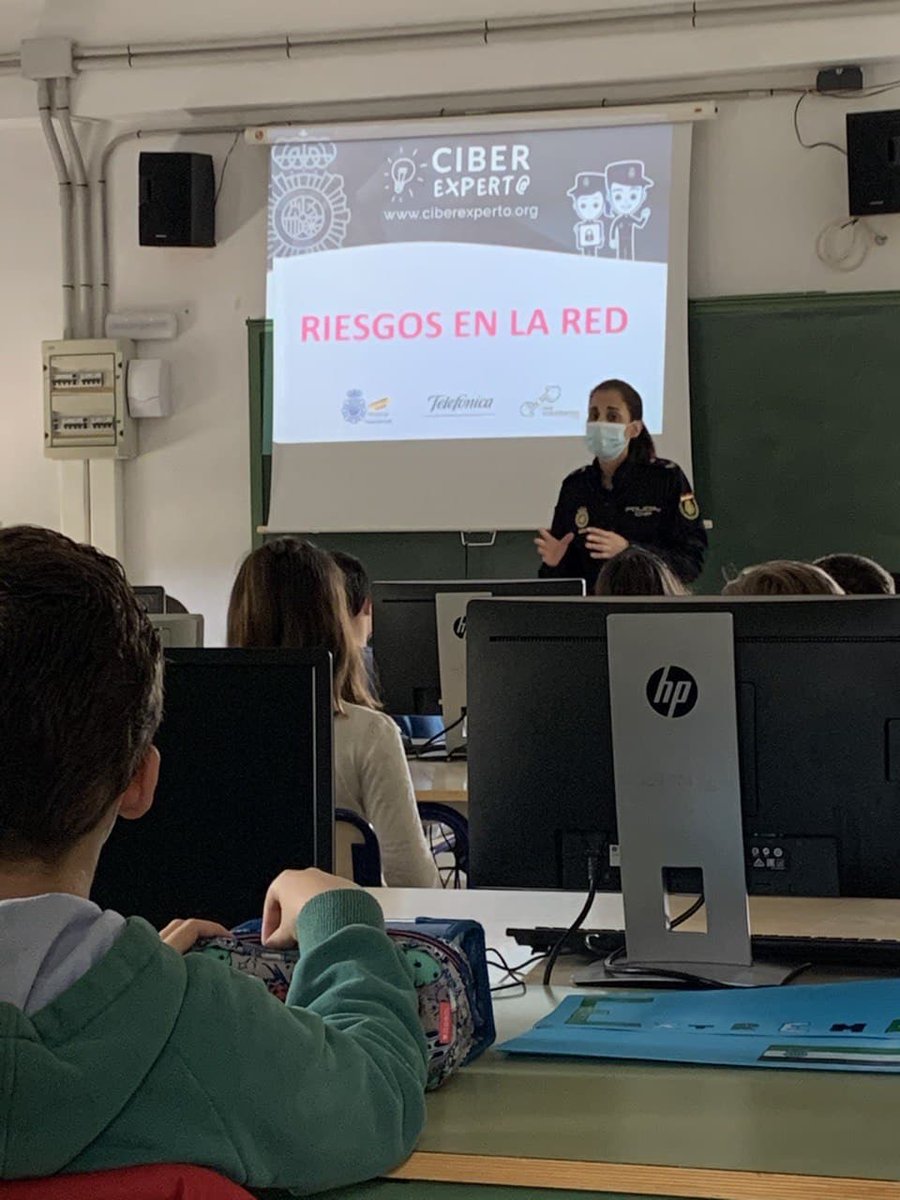 El passat dijous els alumnes de sisè vam fer formació amb la policia nacional, una sessió al voltant de l'us de les xarxes socials. #vessanesconvivencia #gvaeducació