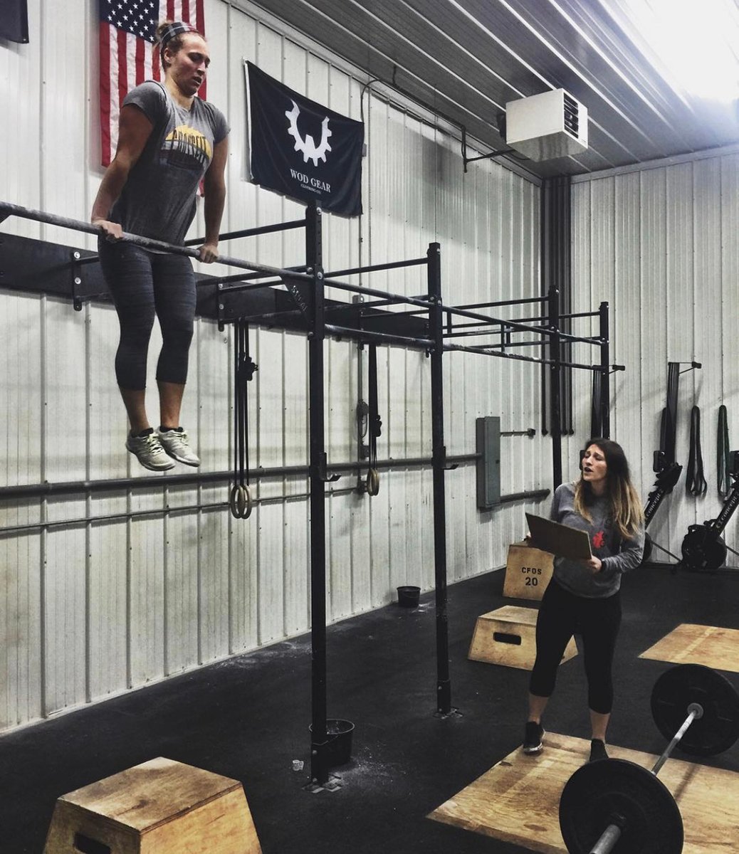 CFONESHOT's tweet image. 2️⃣0️⃣1️⃣6️⃣

In 2016, the only thing I remember is my sister getting her very first bar muscle up. She walked into the gym, set up her pull-up bar and was 2 minutes away from doing 16.3 scaled. Last minute she was convinced and decided to 'try RX'...pre WOD she g