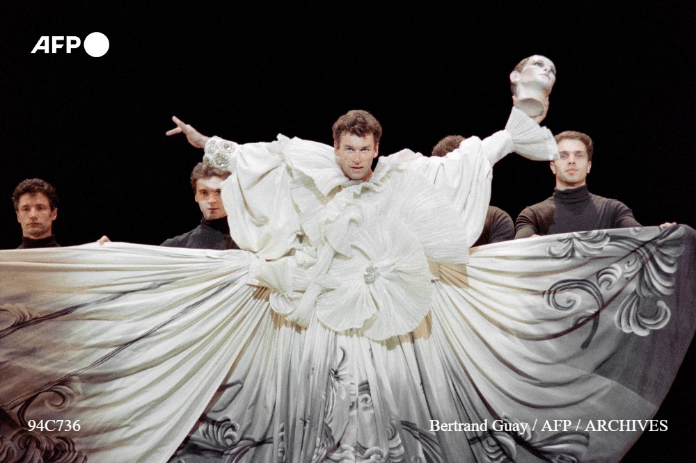 afpfr's tweet image. L'ex-danseur étoile de l'Opéra de Paris et star de la danse Patrick Dupond est décédé vendredi à l'âge de 61 ans des suites d'une "maladie foudroyante" #AFP