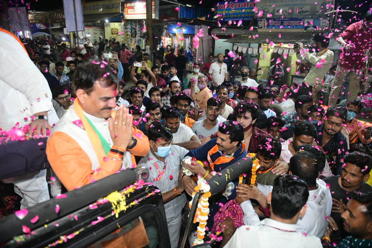 LokendraParasar's tweet photo. रतलाम की सड़कों पर @BJP4MP के 
माननीय प्रदेश अध्यक्ष @vdsharmabjp जी का शानदार स्वागत जारी है https://t.co/qJF73uklZ4