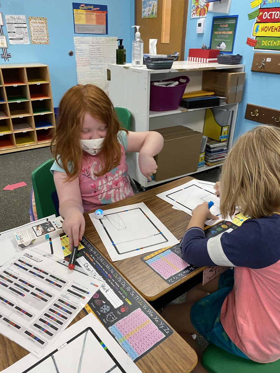 qcsciencecoach's tweet image. Students @QCEEagles coded robots with markers by using color! These @Ozobot robots read color sequences to turn, spin, go faster or slower etc. Great lesson from one of our tech liaisons! Go Eagles! @qcusd @QCUSD_Super #QCLeads #codingrobots