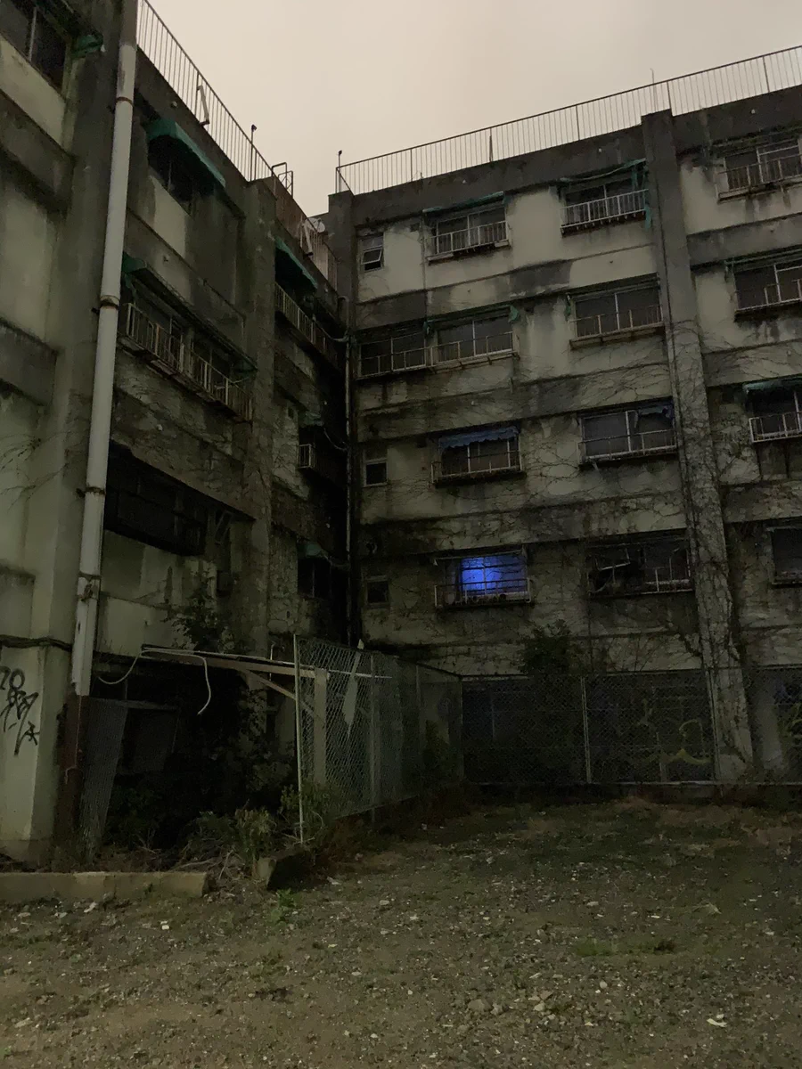めちゃくちゃ不気味な建物見つけたけど、一部屋だけ青い光の部屋があって気になる。