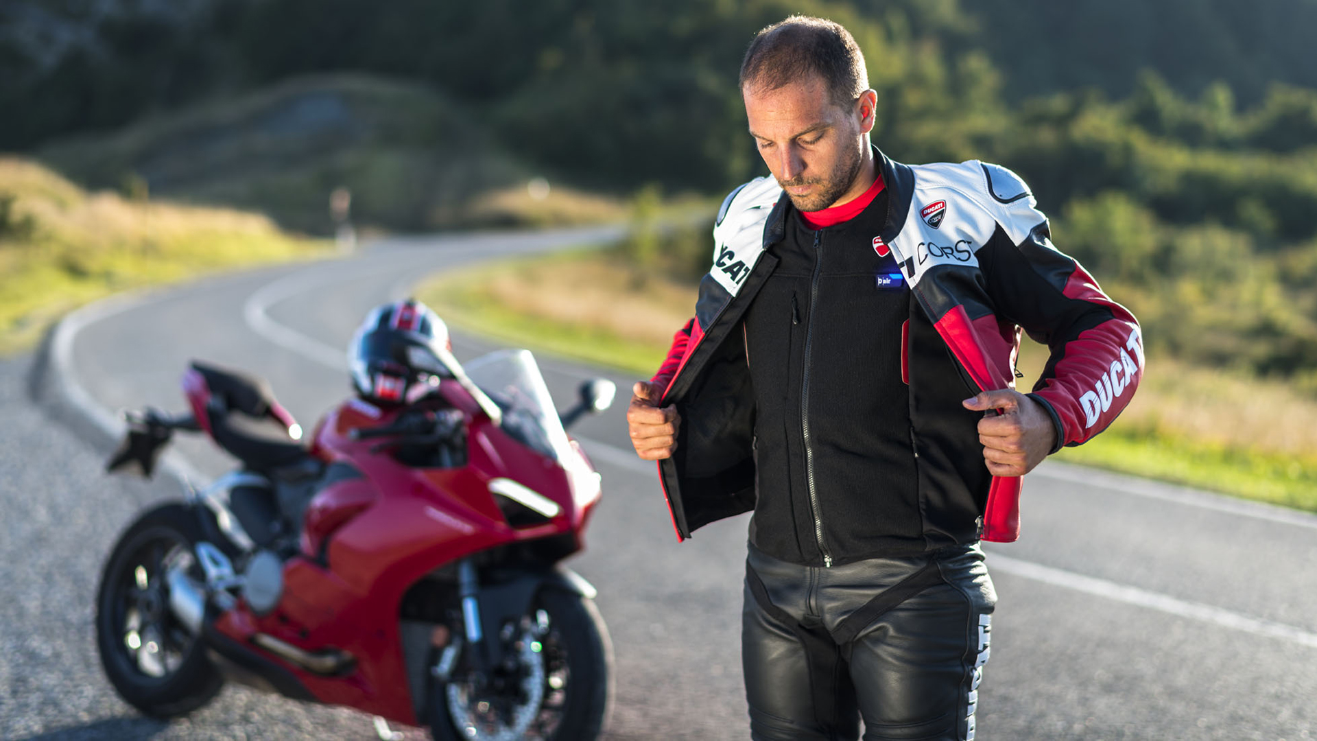 Ducati on X: "Stay safe out there! The new Ducati Smart Jacket with  integrated airbag is wearable over or under your technical jacket, with a  stand-alone system that is easy to activate.